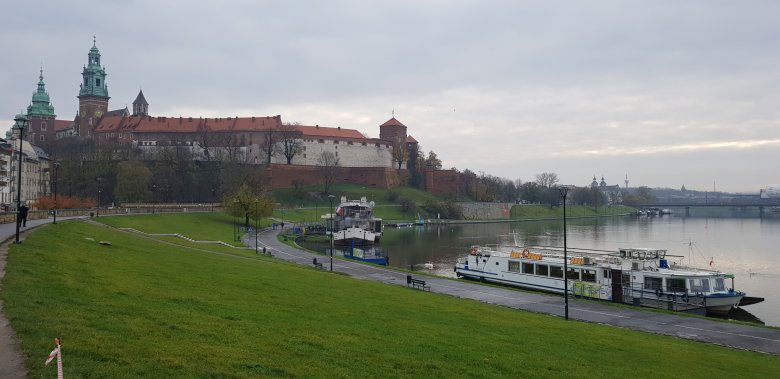 A krakkói királyi palota a Visztula partján •  Fotó: Makkay József