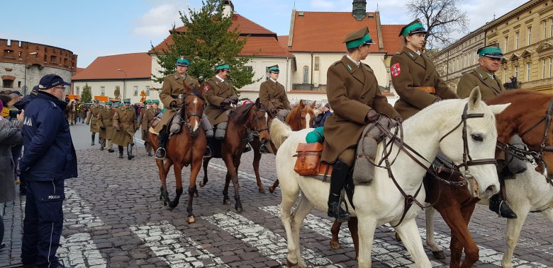Hagyományőrző lengyel csoportok felvonulása Krakkóban •  Fotó: Makkay József