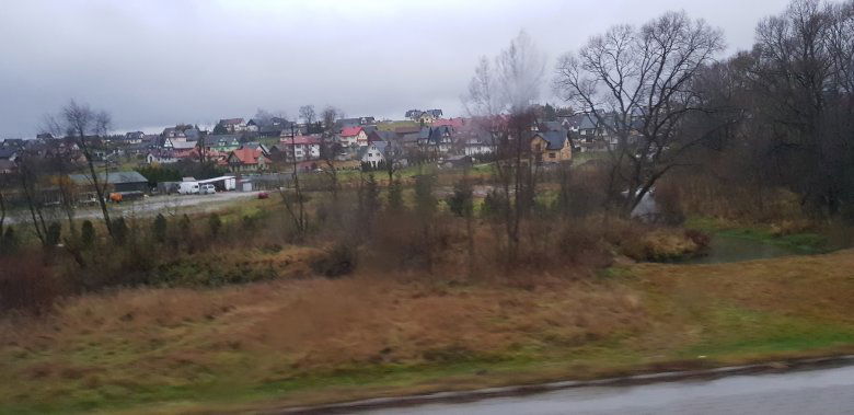 Gyönyörű lengyel falu a kocsiablakból •  Fotó: Makkay József