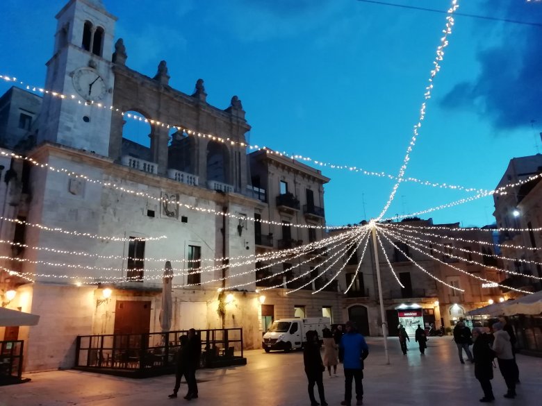 Piazza Mercantile. Az óváros zegzugos utcáiból kiérve a turista előtt hirtelen feltárul Bari Vecchia főtere •  Fotó: Somogyi Botond
