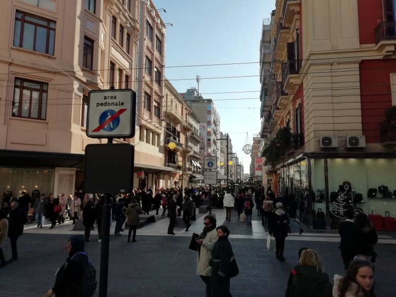 Via Sparano. Az újvárost átszelő sétálóutca luxusboltjai előtt folyamatosan hömpölyög az embertömeg •  Fotó: Somogyi Botond
