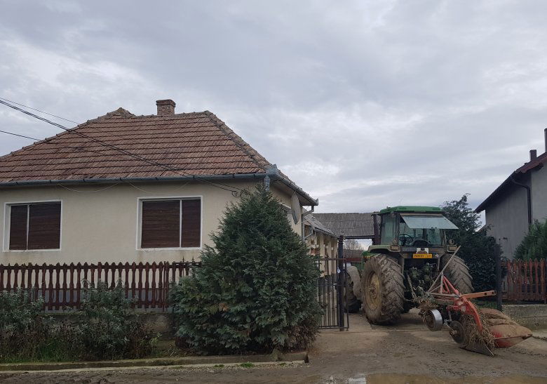 A Darabont-porta bejárata: készenlétben álló  traktorok •  Fotó: Makkay József
