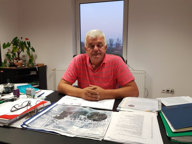 Csendes Lajos polgármester többet van az emberek között, mint az irodájában •  Fotó: Makkay József