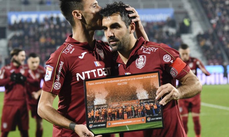 Csapattársai a szurkolók ünneplése közepette búcsúztak el Juan Emmanuel Culiotól •  Fotó: Sportpictures