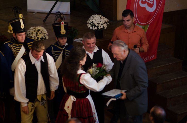Az RMGE Maros elnöke Hármasfaluban adja át a Pro Agricultura Transilvaniae-díjakat •  Fotó: RMGE Maros