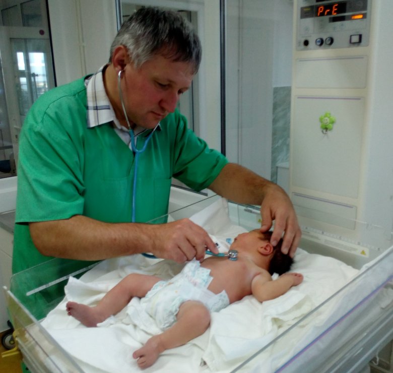 Dr. Szabó József újszülöttgyógyász munka közben. Számára minden gyerek egyforma •  Fotó: Dr. Pop Mircea Városi Kórház