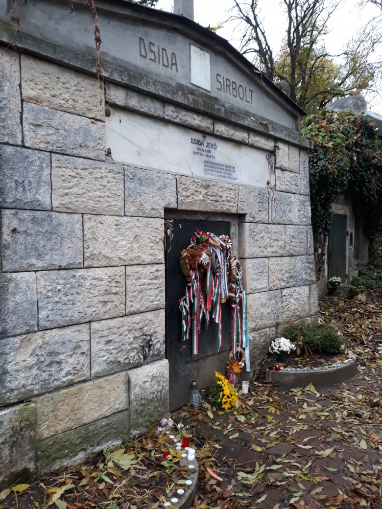 Dsida Jenő költő síremléke. A rengeteg nemzeti színű koszorú jelzi, hogy sok magyar turista rója le kegyeletét •  Fotó: Nánó Csaba