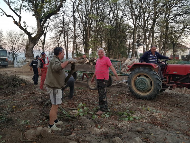 Ragadós a példa. A helyi tanácsosok és Csendes Lajos polgármester (középen) szombati közmunkája •  Fotó: Makkay József