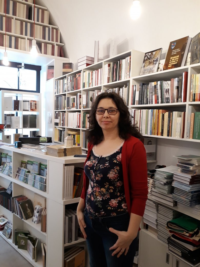 Eszenyei Katalin, az Idea Könyvtér üzletvezetője bízik abban, hogy az idén is sokan látogatnak a vásárra •  Fotó: Nánó Csaba