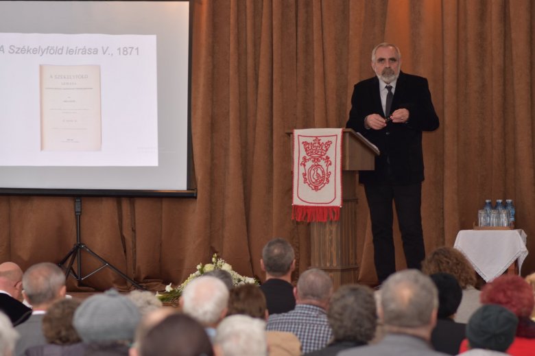 Keszeg Vilmos néprajzkutató, egyetemi tanár ... •  Fotó: Kövendi Unitárius Egyházközség
