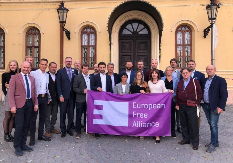 A komáromi találkozón az Európai Szabad Szövetség tagpártjainak vezetői hitet tettek az őshonos európai kisebbségek autonómiaküzdelme mellett •  Fotó: EFA