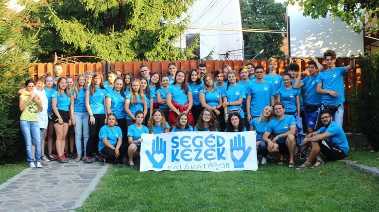 SegédKezek kalákatábor az idősekért. A Gondviselés Segélyszervezet és az Országos Dávid Ferenc Ifjúsági Egylet csapata •  Fotó: Gondviselés Segélyszervezet