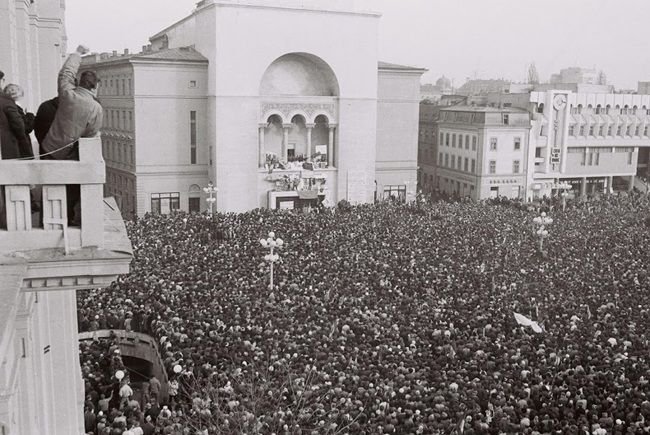 Forradalmi tömeg 1989 decemberében Temesváron 