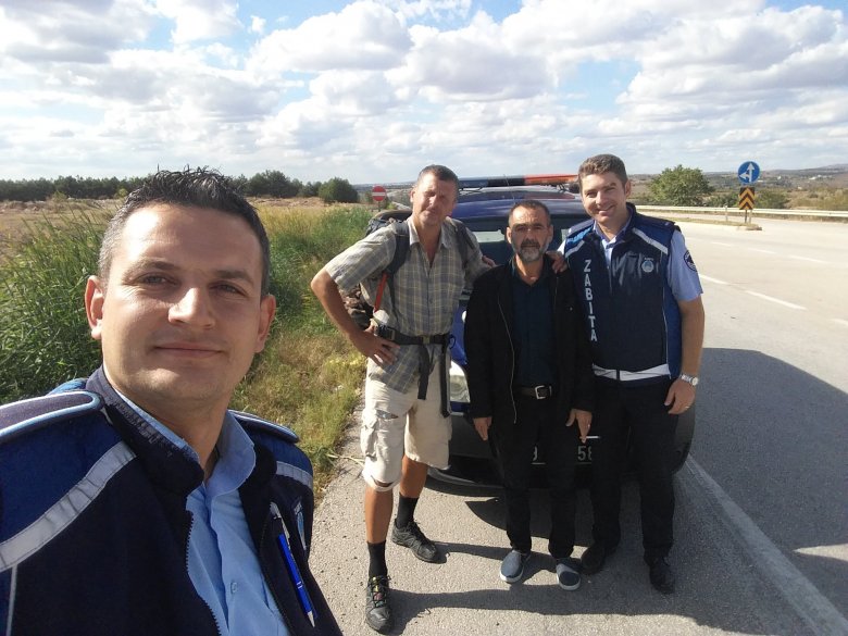 Közös szelfi a
helyiekkel. Pengő Zoltán szerint
a törökök nagyon közvetlenek,
maguk kezdeményezik a kommunikációt
az idegennel •  Fotó: Facebook / The Kőrösi Project – From Transylvania to Ladakh
