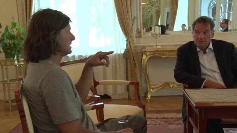 A gyalogút a magyar diplomáciát is érdekli, Zoli itt Zákonyi Botond bukaresti nagykövetnek részletezi tervét •  Fotó: Facebook / The Kőrösi Project – From Transylvania to Ladakh