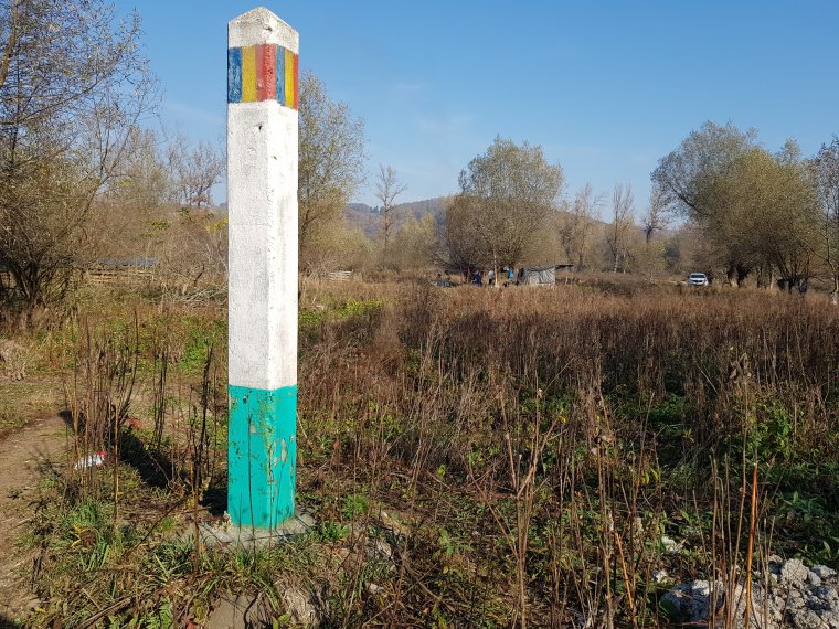 Sok katonaköteles a Hosszúmező határában kanyargó Tisza gázlóin szökik át Ukrajnából Romániába