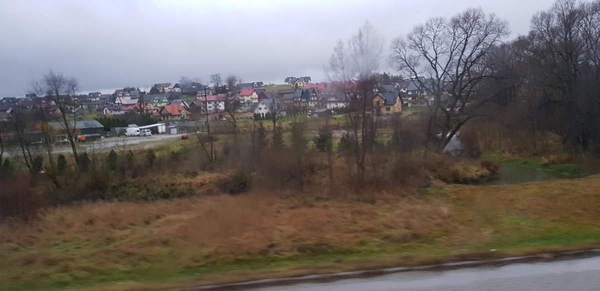 Gyönyörű lengyel falu a kocsiablakból &bullet;  Fotó: Makkay József