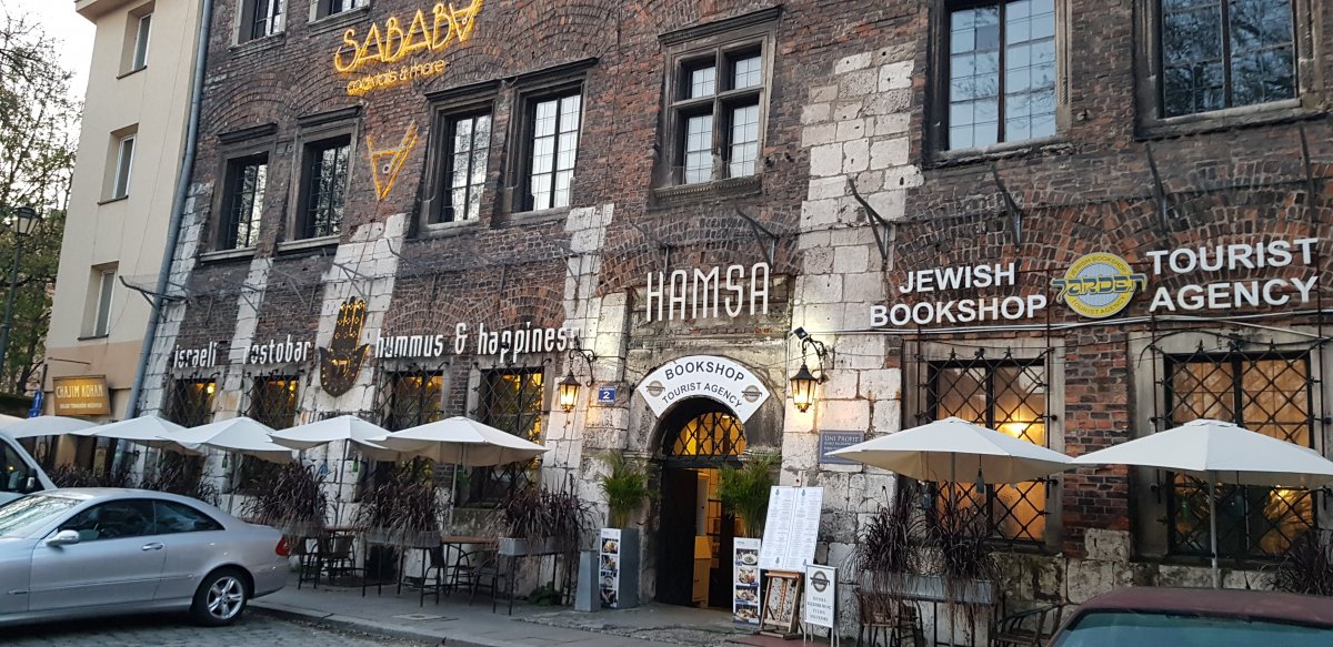 Zsidó étterem cégtáblája a zsidó negyedben &bullet;  Fotó: Makkay József