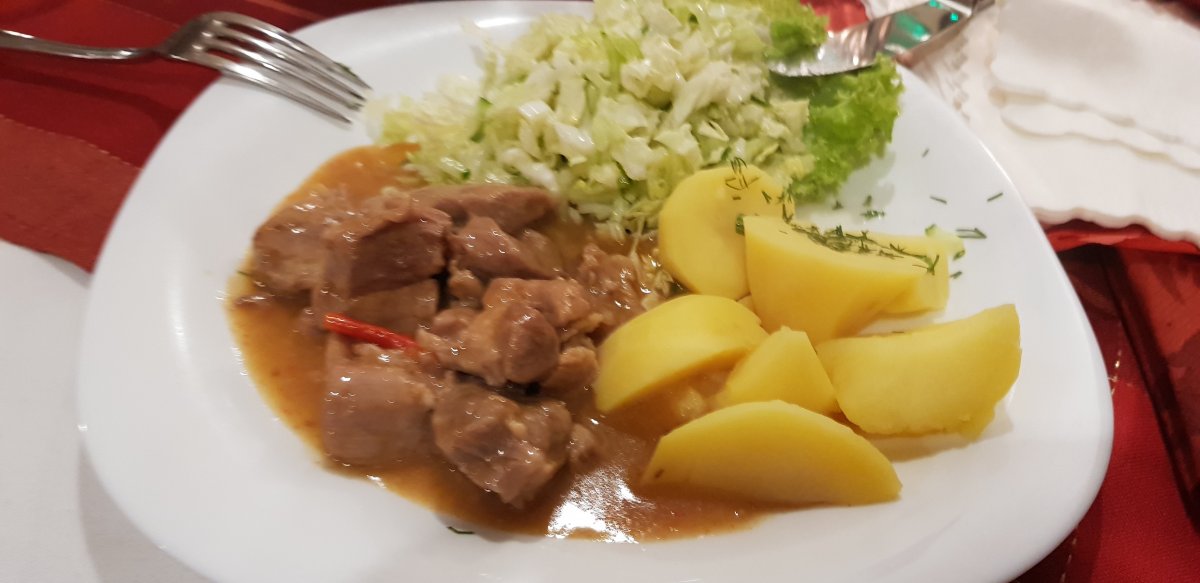Magyaros pörkölt egy lengyel kisvendéglőben &bullet;  Fotó: Makkay József