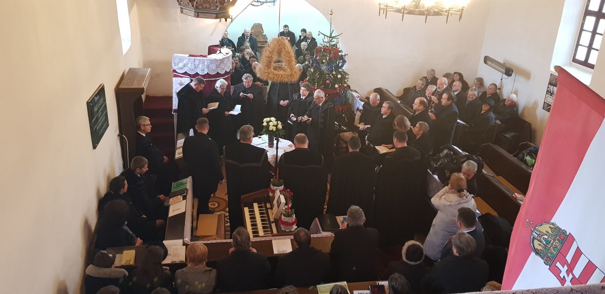 Gyülekezeteik üzenetét tolmácsolják a környékbeli egyházközségek lelkészei &bullet;  Fotó: Makkay József