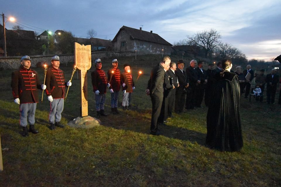 Kövend első írásos említését megörökítő kopjafa avatása a Tündérkertben &bullet;  Fotó: Kövendi Unitárius Egyházközség