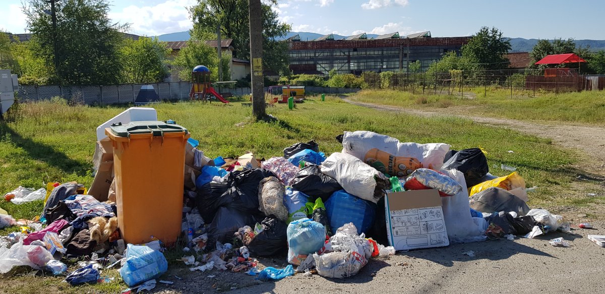A szeméthegy hátterében húzódik meg a csődeljárás áldozatává vált kohóipari kombinát &bullet;  Fotó: Szucher Ervin