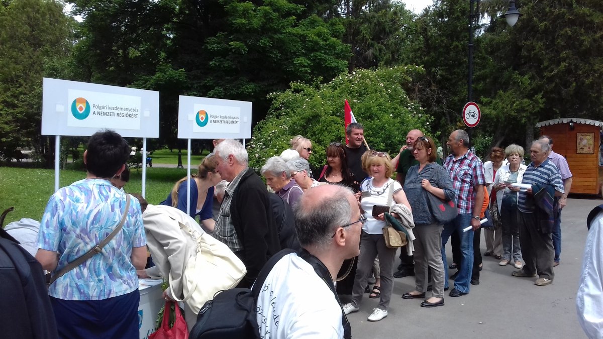 A Székely Nemzeti Tanács Sepsiszentgyörgyön gyűjti az aláírásokat a polgári kezdeményezéséhez &bullet;  Fotó: SZNT