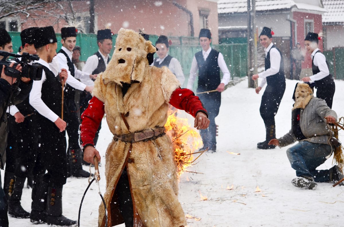 Barcasági csángó farsang, a borica •  Fotó: terrabarcensis.ro