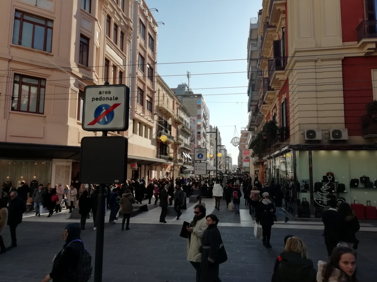 Via Sparano. Az újvárost átszelő sétálóutca luxusboltjai előtt folyamatosan hömpölyög az embertömeg •  Fotó: Somogyi Botond
