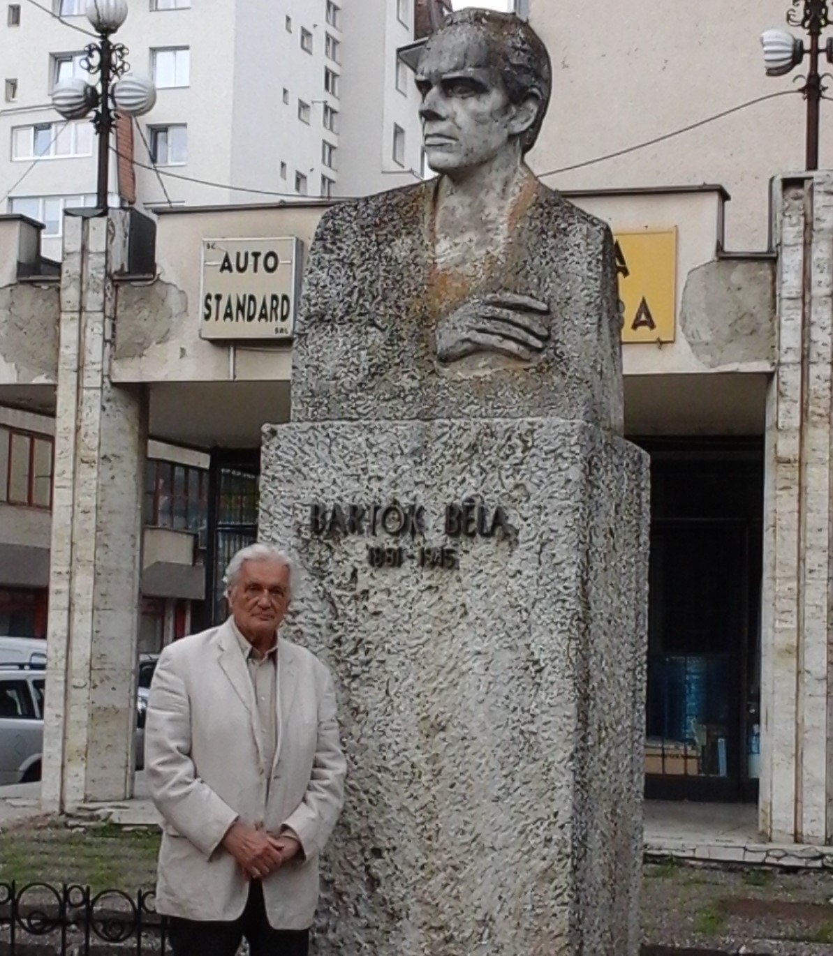 Csíky Boldizsár Bartók Béla marosvásárhelyi szobránál 