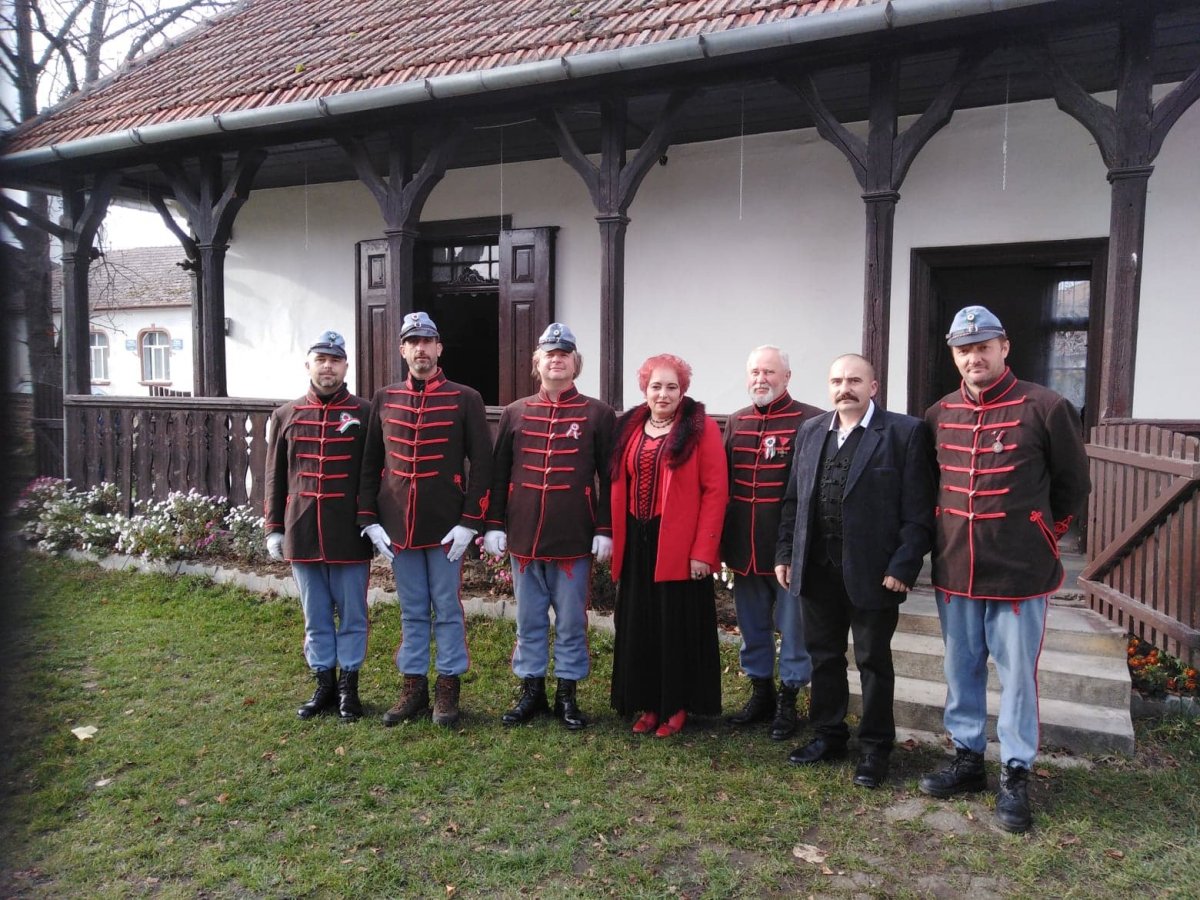 Kövendi hagyományőrzők között &bullet;  Fotó: Kövendi Unitárius Egyházközség