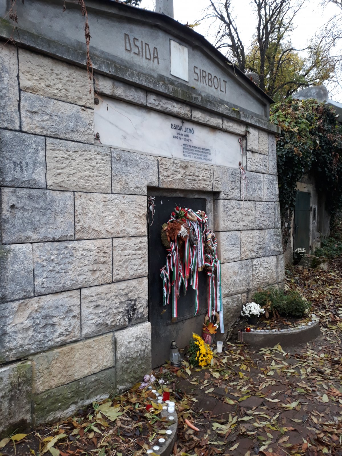 Dsida Jenő síremléke. A rengeteg nemzeti színű koszorú jelzi, hogy magyar turisták ezrei róják le kegyeletüket a Házsongárdi temetőben •  Fotó: Nánó Csaba