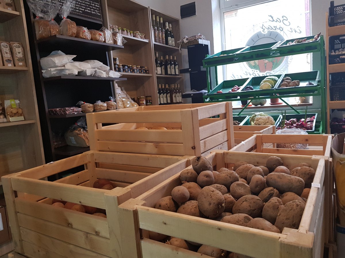 A gazdabolt egyre több termelőt szólít meg a környékről •  Fotó: Makkay József