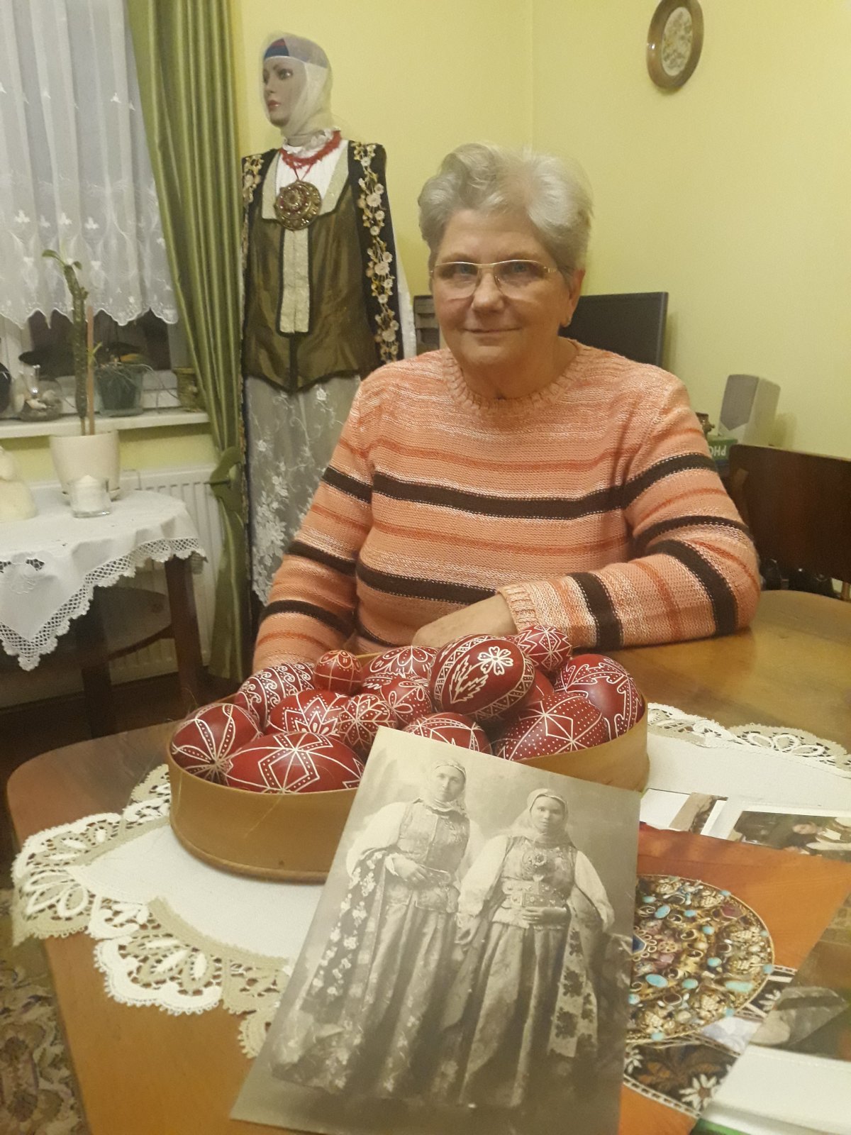 Gödri Anna varrókört indított, hogy pótolni lehessen azt a sok értéket, ami lassan eltűnt a négyfalusi csángók készletéből •  Fotó: Szucher Ervin