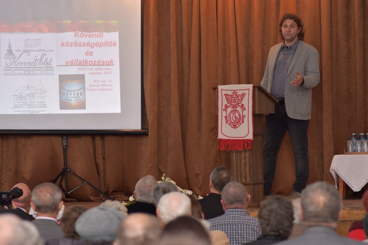... és Hunyadi Attila Gábor történész, a Babeș-Bolyai Tudományegyetem oktatója tartott előadást a falu és a vidék történetéről &bullet;  Fotó: Kövendi Unitárius Egyházközség