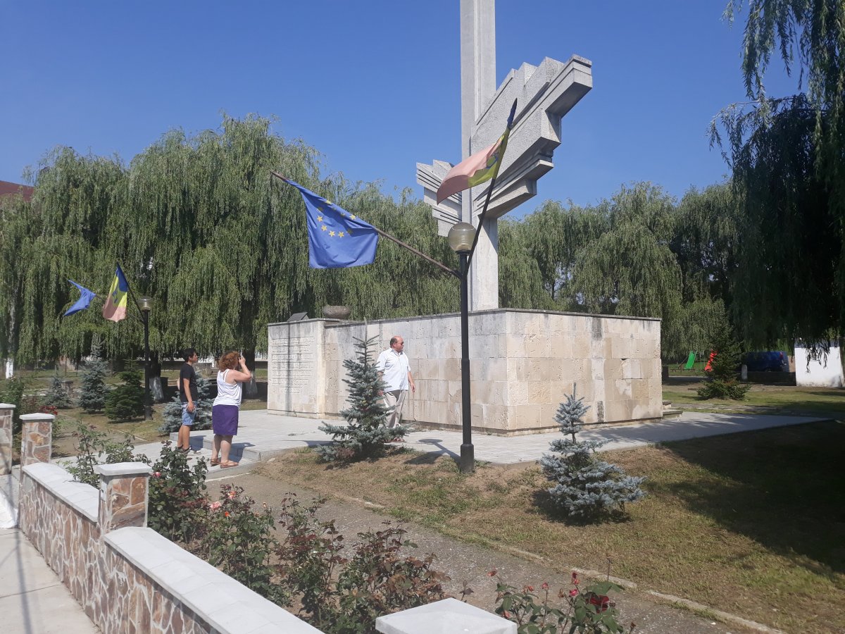 A magyarok rémtetteire emlékeztető szocreál emlékmű a falu központjában &bullet;  Fotó: Szucher Ervin
