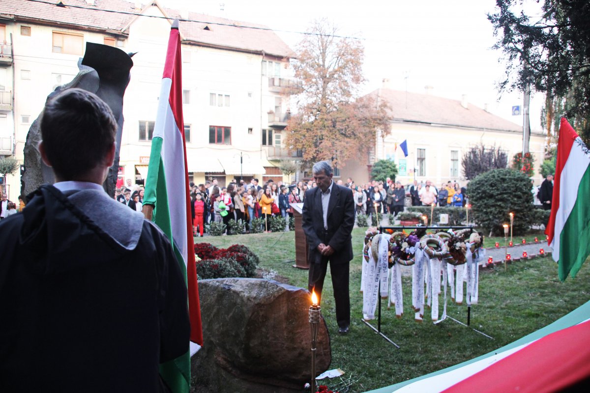 Az érmihályfalvi 56-osok csoportja előtt október 23-án &bullet;  Fotó: Sütő Éva