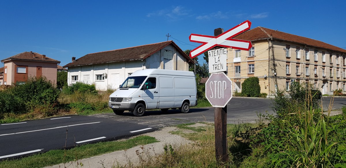 Legalább egy évtizede járt itt vonat utoljára, a vasúti átkelők és a sínpárok környékét mindenhol gaz nőtte be &bullet;  Fotó: Szucher Ervin