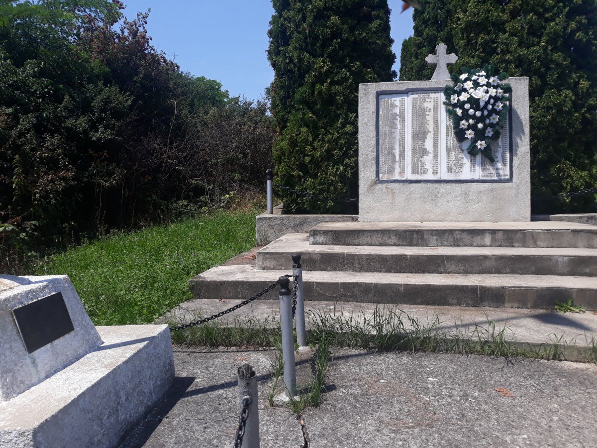 A román áldozatok magyarok által gondozott síremléke &bullet;  Fotó: Szucher Ervin