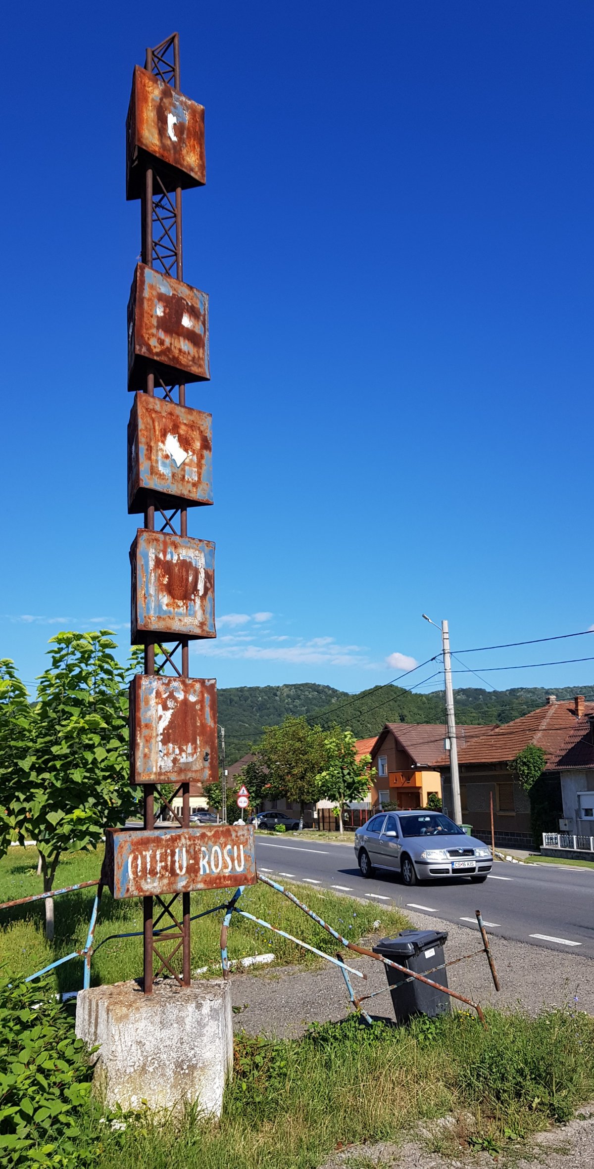 A város bejáratát jelző rozsdás tábla &bullet;  Fotó: Szucher Ervin