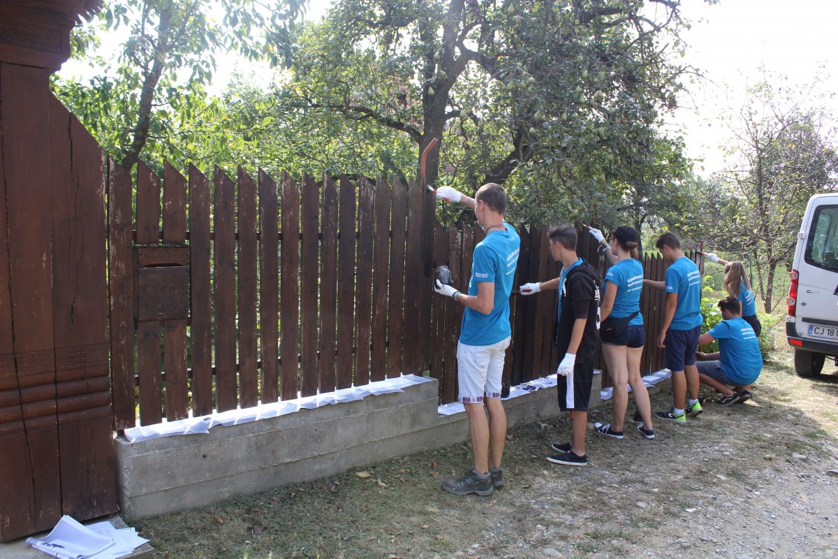 Kivül-belül. A fiatalok  nem csak az idősek portáit, hanem a közösségi épületeket is igyekeznek rendbe szedni &bullet;  Fotó: Gondviselés Segélyszervezet