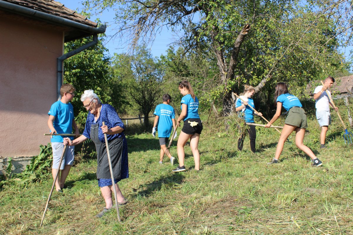 A falun élő idősek számára az egyik legnagyobb segítség a tűzifa felvágása &bullet;  Fotó: Gondviselés Segélyszervezet