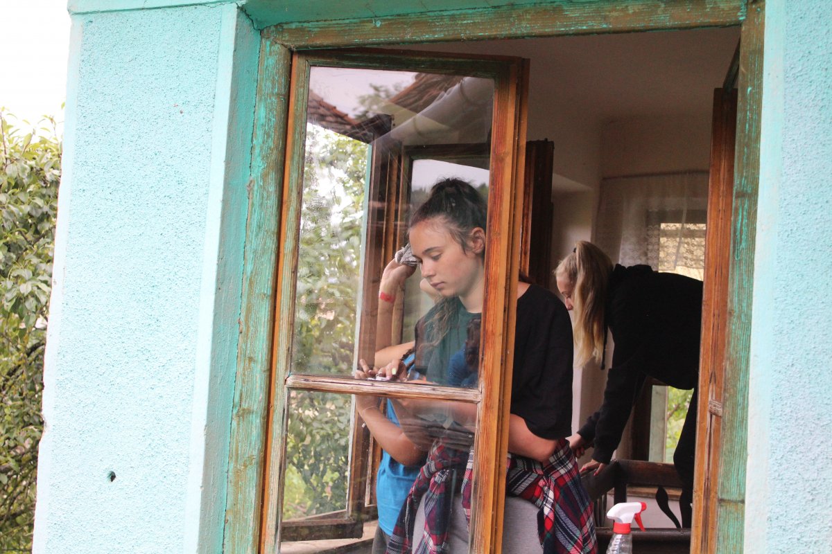 Az önkéntesek nem egy esetben a lakásban is takarítanak &bullet;  Fotó: Gondviselés Segélyszervezet