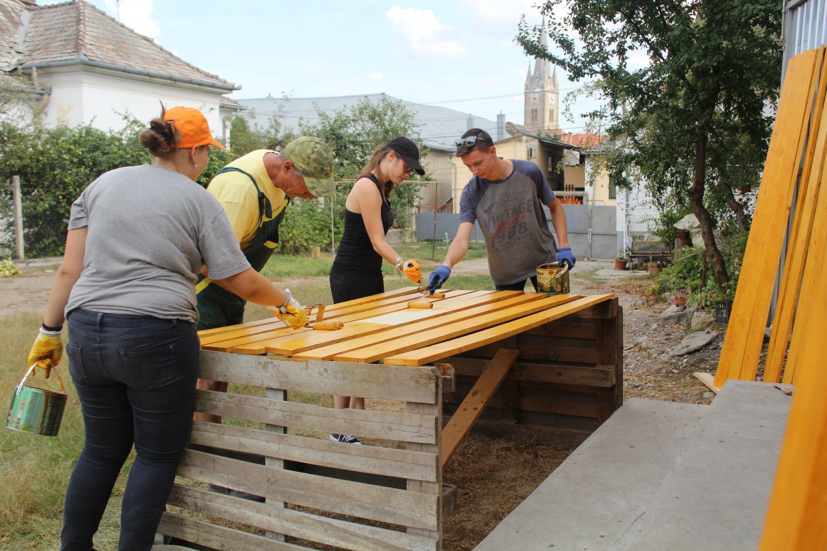 Festés, mázolás. A fiatalok tőlük telhetően mindent elvégeznek &bullet;  Fotó: Gondviselés Segélyszervezet