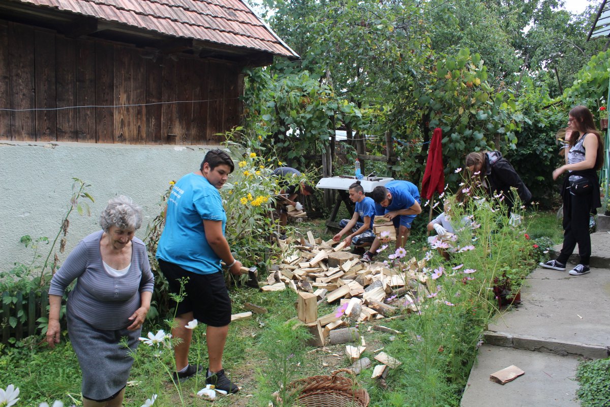 A falun élő idősek számára az egyik legnagyobb segítség a tűzifa felvágása &bullet;  Fotó: Gondviselés Segélyszervezet