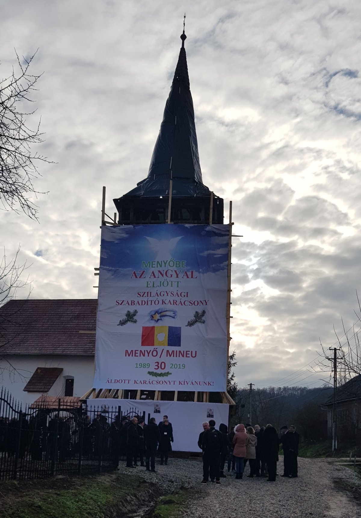 Az ünnepi emlékezés helyszíne, a menyői református templom &bullet;  Fotó: Makkay József