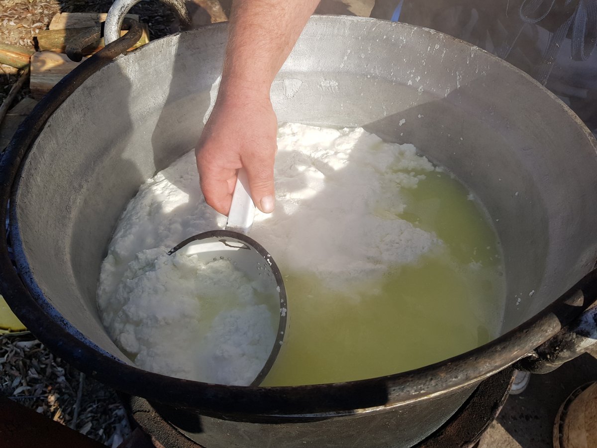 Elkészült az orda. Szűrővelmeri ki a gazda &bullet;  Fotó: Makkay József