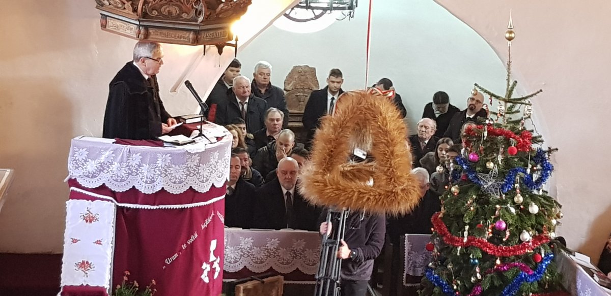 Karácsony harmadnapján Tőkés László volt református püspök hirdette az igét a menyői templomban &bullet;  Fotó: Makkay József