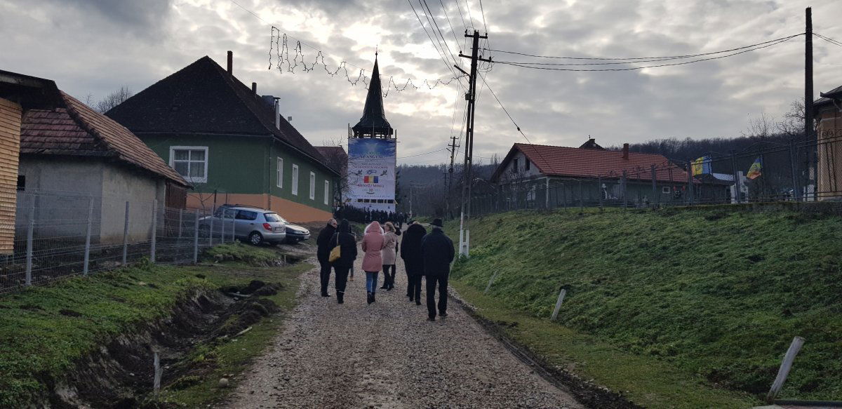 Útban a menyői református templom felé. Sok vendég érkezett a környező településekről is &bullet;  Fotó: Makkay József
