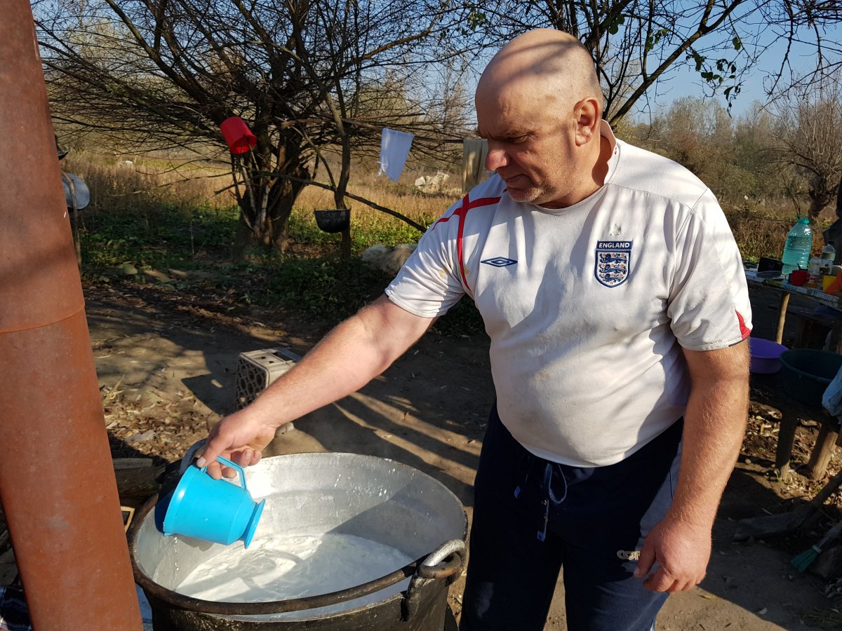 Varkola Tibor hideg vízzel szabályozza az orda fövését az üstben &bullet;  Fotó: Makkay József